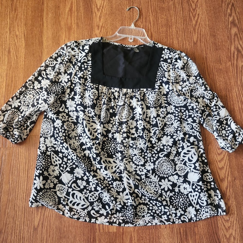 East 5th Black and White Lined Boxy Blouse with Bib Collar